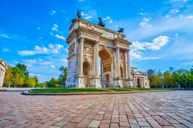 Piazza Sempione 'nin kalbinde duran Arco della Pace, İtalya' nın en zarif anıtlarından biridir.