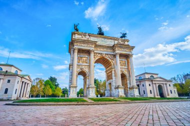 Piazza Sempione 'nin kalbinde duran Arco della Pace, İtalya' nın en zarif anıtlarından biridir.