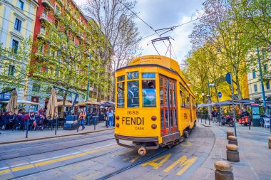 MİLAN, İTALYA - 8 Nisan 2022: Corso Sempione, Arco della Pace 'ten 8 Nisan' da Milano 'ya uzanan geniş, ağaçlık bir bulvar.