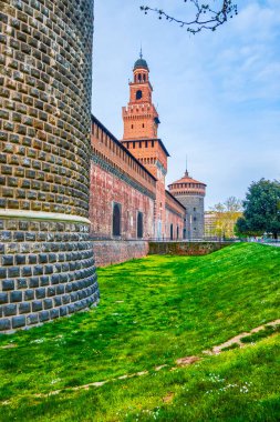 Sforza Kalesi 'nin dış duvarları Torre del Filarete giriş kulesi, Milan, İtalya