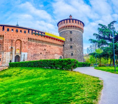 Sempione Park, Milan, İtalya 'da ortaçağ duvarları ve Kutsal Ruh Kulesi olan Sforza Kalesi