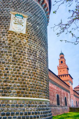 Torre del Filarete ve Torrione di Santo Spirito ile Sforza Kalesi 'nin duvarları, Milan, İtalya