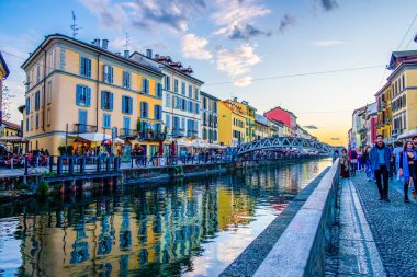 MILAN, ITALY - 08 Nisan 2022: Naviglio kanalının gece cazibesi müzik ve gece yarısı sohbetleriyle birlikte 8 Nisan 'da İtalya' nın Milano kentinde