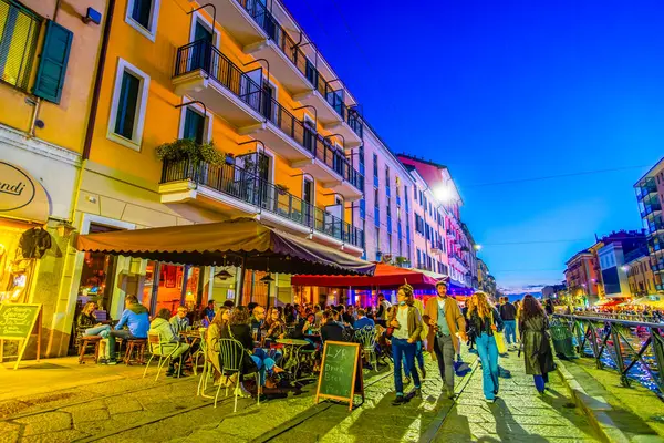MILAN, ITALY - 08 Nisan 2022: Naviglio Grande, 8 Nisan 'da İtalya' nın Milano kentinde hareketli bar ve gece sesleri ile canlandı
