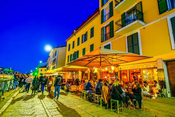MILAN, ITALY - 08 Nisan 2022: Naviglio Grande 8 Nisan akşamı geç saatlerde İtalya 'nın Milano kentinde hareketli barlar ve canlı müzikler dolduruldu