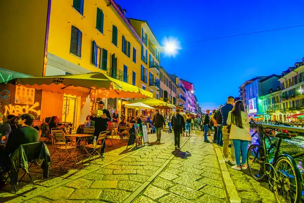 MILAN, ITALY - 08 Nisan 2022: Naviglio Grande 8 Nisan akşamı geç saatlerde İtalya 'nın Milano kentinde hareketli barlar ve canlı müzikler dolduruldu