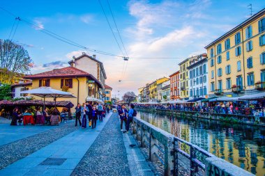 MILAN, ITALY - 08 Nisan 2022: Naviglios kanalının gece cazibesi müzik ve gece geç saatlerde konuşmalarla birlikte, 8 Nisan 'da İtalya' nın Milano kentinde