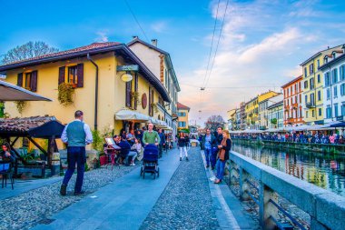 MILAN, ITALY - 08 Nisan 2022: Naviglios kanalının gece cazibesi müzik ve gece geç saatlerde konuşmalarla birlikte, 8 Nisan 'da İtalya' nın Milano kentinde