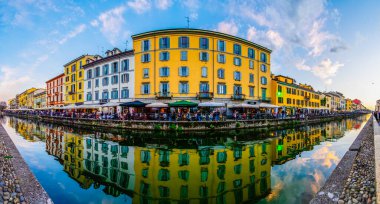 MILAN, ITALY - 08 Nisan 2022: 8 Nisan 'da İtalya' nın Milano kentinde, Naviglio Grande 'nin restoran ve barlarıyla birlikte panoraması