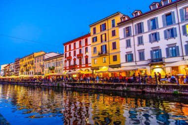 MILAN, ITALY - 08 Nisan 2022: Naviglio Grande 'nin Kanal Tarafı Büyüleri Karanlıktan Sonra Yaşamaya Başladı, 8 Nisan' da Milano, İtalya 'da