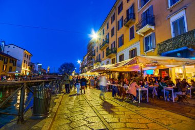 MILAN, ITALY - 08 Nisan 2022: Naviglio Grande 8 Nisan akşamı geç saatlerde İtalya 'nın Milano kentinde hareketli barlar ve canlı müzikler dolduruldu