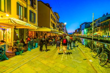 MILAN, ITALY - 08 Nisan 2022: Naviglio Grande, 8 Nisan 'da İtalya' nın Milano kentinde hareketli bar ve gece sesleri ile canlandı