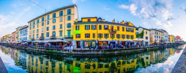 MILAN, ITALY - 08 Nisan 2022: 8 Nisan 'da İtalya' nın Milano kentinde, Naviglio Grande 'nin restoran ve barlarıyla birlikte panoraması