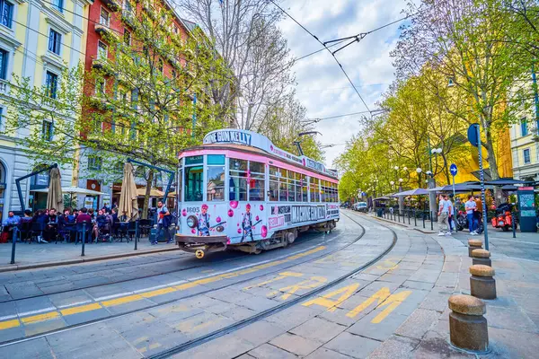 MILAN, ITALY - 8 Nisan 2022: 8 Nisan 'da Milano' da, Corso Sempione Bulvarı 'ndaki klasik tramvay ruloları modern atmosfere büyüleyici bir eski dünya hissi katıyor.