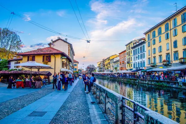 MILAN, ITALY - 08 Nisan 2022: Naviglios kanalının gece cazibesi müzik ve gece geç saatlerde konuşmalarla birlikte, 8 Nisan 'da İtalya' nın Milano kentinde