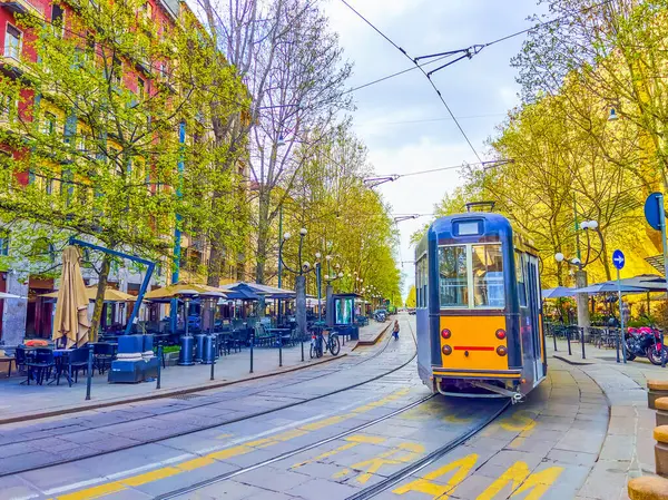 Corso Sempione, İtalya 'nın Milano kentindeki Arco della Pace' ten buraya uzanan geniş bir ağaçlık alandır.