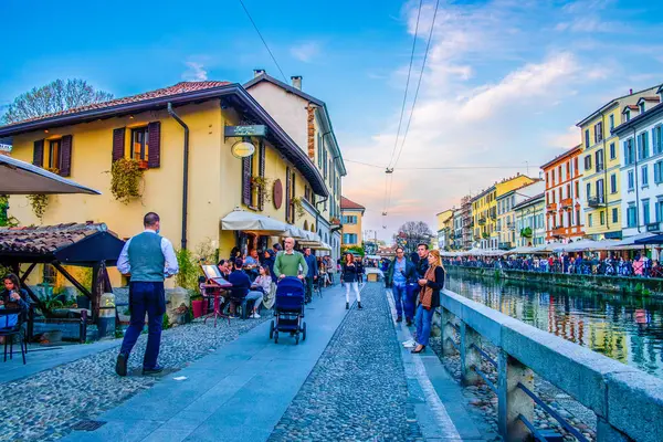MILAN, ITALY - 08 Nisan 2022: Naviglios kanalının gece cazibesi müzik ve gece geç saatlerde konuşmalarla birlikte, 8 Nisan 'da İtalya' nın Milano kentinde