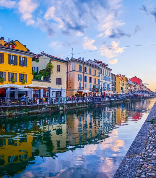 MILAN, ITALY - 08 Nisan 2022: Naviglios kanalının gece cazibesi müzik ve gece geç saatlerde konuşmalarla birlikte, 8 Nisan 'da İtalya' nın Milano kentinde