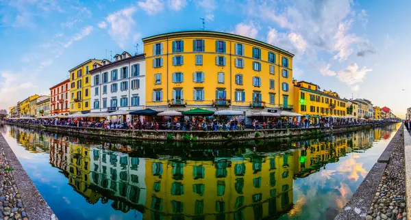 MILAN, ITALY - 08 Nisan 2022: 8 Nisan 'da İtalya' nın Milano kentinde, Naviglio Grande 'nin restoran ve barlarıyla birlikte panoraması