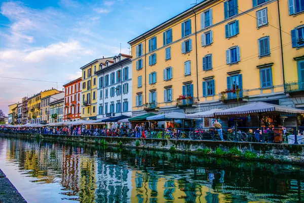 MILAN, ITALY - 08 Nisan 2022: Naviglio Grande gezinti güvertesi 8 Nisan 'da Milano, İtalya' da gerçek Milan gecelerinin tadını sunar