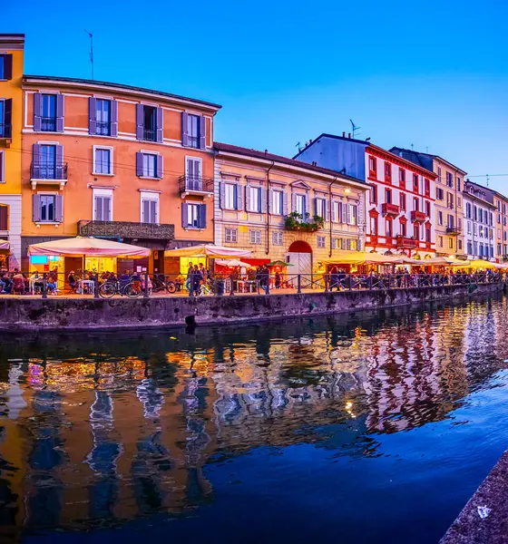 MILAN, ITALY - 08 Nisan 2022: Naviglios kanalının gece cazibesi müzik ve gece geç saatlerde konuşmalarla birlikte, 8 Nisan 'da İtalya' nın Milano kentinde