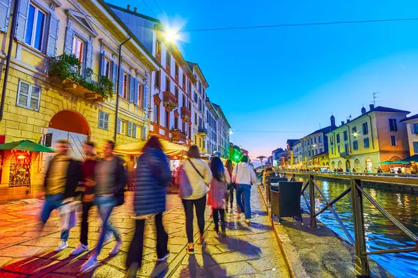 MILAN, ITALY - 08 Nisan 2022: Naviglio Grande 8 Nisan akşamı geç saatlerde İtalya 'nın Milano kentinde hareketli barlar ve canlı müzikler dolduruldu