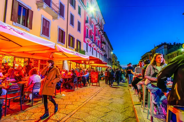 MILAN, ITALY - 08 Nisan 2022: Naviglio Grande 8 Nisan akşamı geç saatlerde İtalya 'nın Milano kentinde hareketli barlar ve canlı müzikler dolduruldu