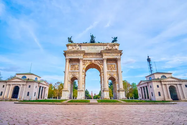 Arco della Pace veya Barış Kemeri, İtalya 'nın Parco Sempione kentinin girişinde duran Milanlıların en ikonik simgelerinden biridir.