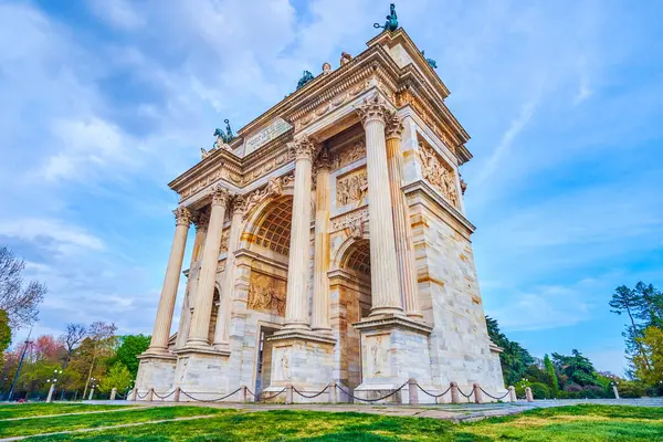 Arco della Pace veya Barış Kemeri, İtalya 'nın Parco Sempione kentinin girişinde duran Milanlıların en ikonik simgelerinden biridir.