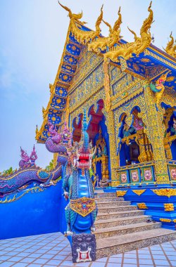 Altın-mavi gama, Wat Rong Suea Ten (Mavi Tapınak), Chiang Rai, Tayland