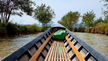 Myanmar, Inle Gölü 'nün kanallarında kano yapıyor.