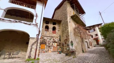 Monte Bre, Ticino, İsviçre 'de bulunan ortaçağ taş köyü Bre' de eski evleri ve antika dükkanı olan bir panorama.