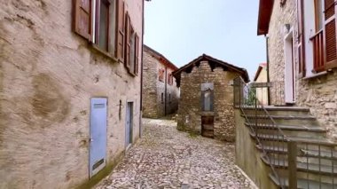 Monte Bre yamacında yer alan eski taş köy Bre yürüyüş için mükemmel bir yer, Ticino, İsviçre