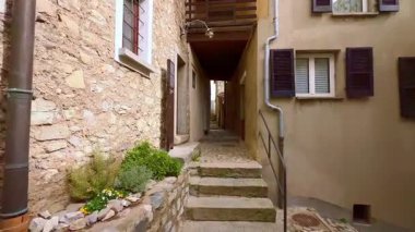 Monte Bre, Ticino, İsviçre 'de yer alan Bre Köyü' nün eski dar taştan caddelerinin labirentinde yürü.