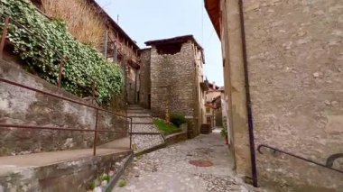 BRE, SWitzERLAND - 22 Mart 2022: Monte Bre, Ticino, İsviçre yamacında yer alan Bre Village 'da eski taş evler ve küçük bahçe yataklarıyla dolu dar ortaçağ sokaklarının keyfini çıkarın.