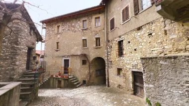 Bre Village, Monte Bre, Ticino, İsviçre 'nin taştan evleriyle eski caddenin panoramik manzarası