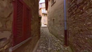 Ortaçağ Bre Köyü 'nde dar dar sokaklar, küçük pencereli ve ahşap kapılı taş evler, Monte Bre, Ticino, İsviçre