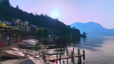 Lugano Gölü 'nün manzarası, tekneler, sis Alpleri, Monte San Salvatore, Lugano, Ticino, İsviçre