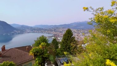 Monte Bre yamacında yer alan Ruvigliana 'nın küçük resimli köyü Lugano Gölü ve Monte San Salvatore, Lugano, Ticino, İsviçre