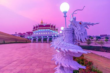 Beyaz Naga heykelleri ve Tayland 'ın Chiang Rai şehrinde Wat Huai Pla Kang tapınağı.