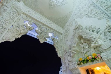 CHIANG RAI, THAILAND - 10 Mayıs 2019: Wat Huai Pla Kang ubosot 'un sakin beyaz iç mimarisi, 10 Mayıs' ta Chiang Rai 'de çağdaş sanatı ve zamansız Budist sembolünü harmanlıyor.