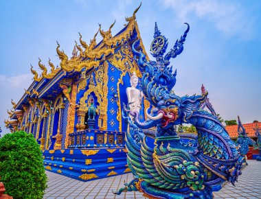 Viharn Salonu 'nda Buda heykelleri ve süslü heykeller, Wat Rong Suea 10 (Mavi Tapınak), Chiang Rai, Tayland
