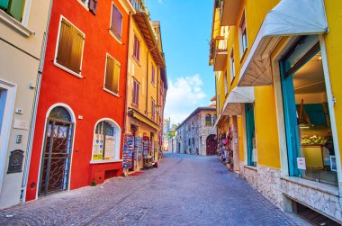 SIRMION, İtalya - 10 Nisan 2022: 10 Nisan 'da Sirmione' de tarihi evleri ve turist dükkanları olan dar cadde