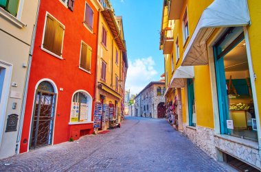 SIRMION, İtalya - 10 Nisan 2022: 10 Nisan 'da Sirmione' de tarihi evleri ve turist dükkanları olan dar cadde
