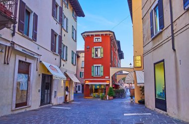 DESENZANO DEL GARDA - 10 Nisan 2022: Tarihi evleri ve hediyelik eşya dükkanları olan Piazza Giuseppe Malvezzi 'deki alacakaranlık, 10 Nisan' da Desenzano del Garda