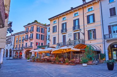 DESENZANO DEL GARDA - 10 Nisan 2022: Tarihi evleri ve güzel açık hava restoranları olan Piazza Giuseppe Malvezzi, 10 Nisan 'da Desenzano del Garda' da