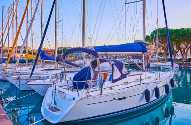 Yelken yatları, İtalya, Garda Gölü, Desenzano del Garda limanının tersanesinde demirli.