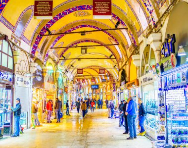 İSTANBUL, TURKEY - 13 Ocak 2015: Kalpakcilar Caddesi, altın kuyumcuları sokağı, 13 Ocak 'ta İstanbul' da.