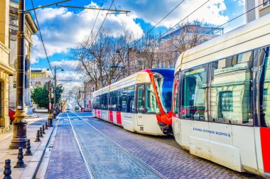 İSTANBUL, TURKEY - 13 Ocak 2015: 13 Ocak 'ta İstanbul, Türkiye' de Divan Yolu Caddesi boyunca modern tramvay yolculukları