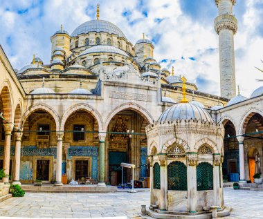 İstanbul 'da Yeni Camii' de, Osmanlı tarzı bir çeşme etrafında, huzur dolu açık hava avlusu